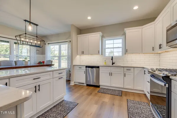 $575,000 | 1492 Orchard View Lane, Piney Flats, TN 37686