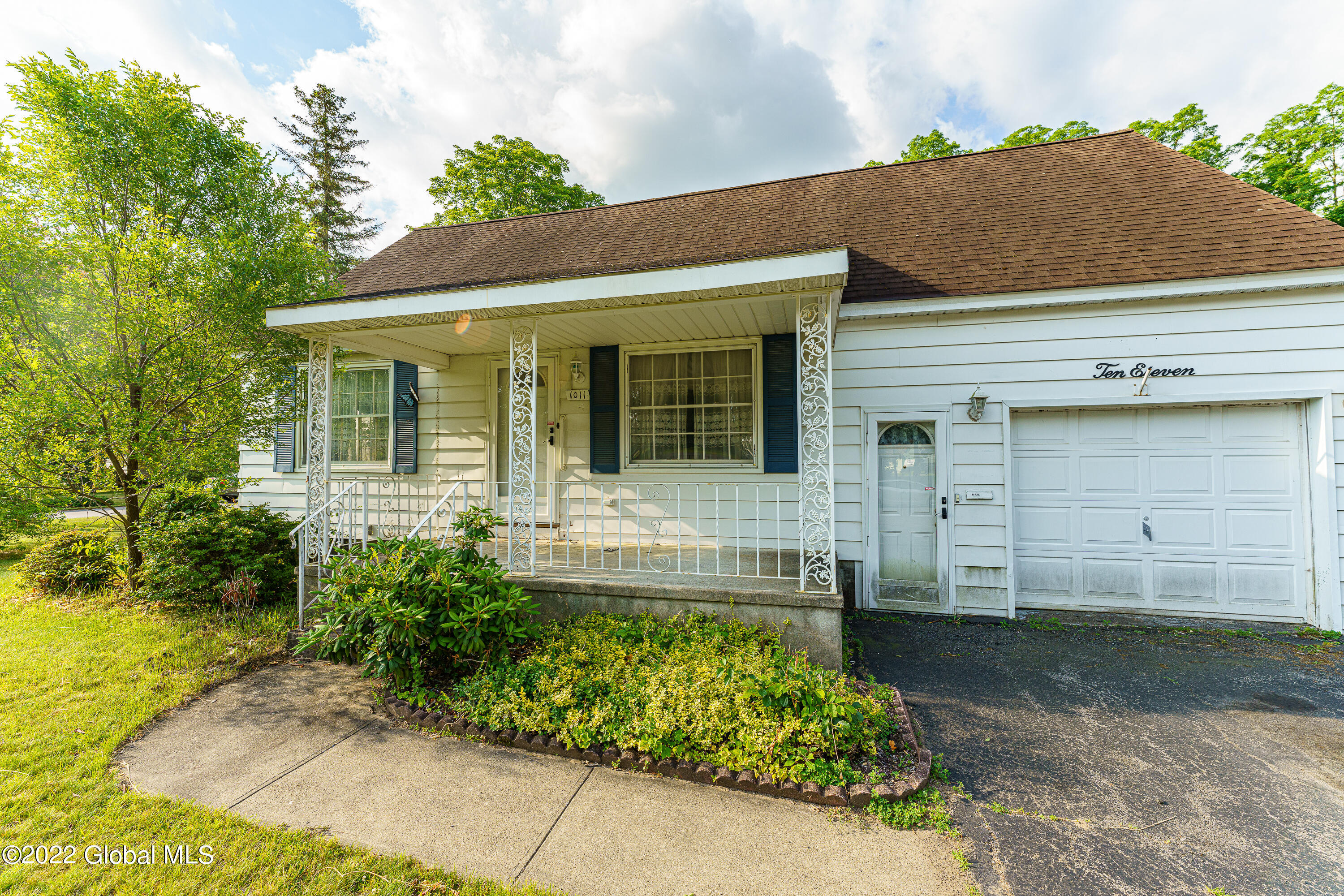 1011 Louis Road Rotterdam, NY 12303 - Photo 4 of 26 0 Front 4