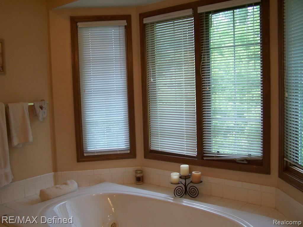 3096 Eastpointe Court Rochester, MI 48306 - Photo 19 of 32 Master Bath Jetted tub