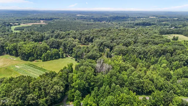 a sign that is sitting in the middle of a yard
