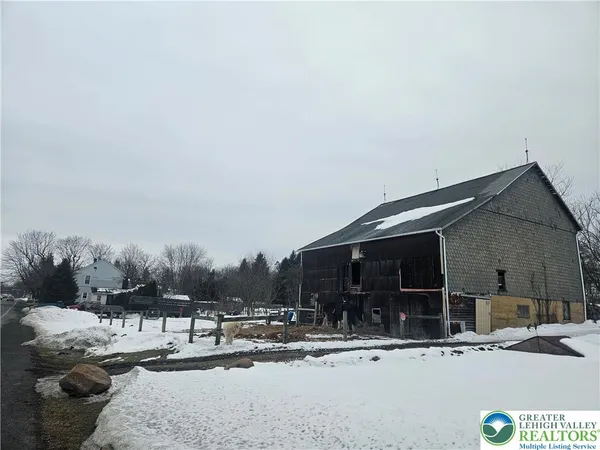 $355,000 | 4586 West Mountain View Drive, Walnutport, PA 18088