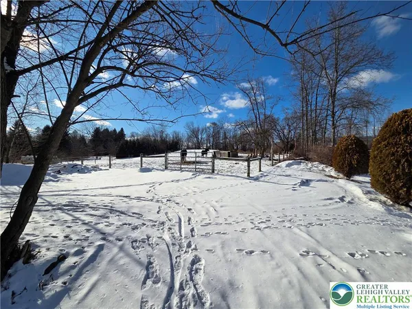 $355,000 | 4586 West Mountain View Drive, Walnutport, PA 18088