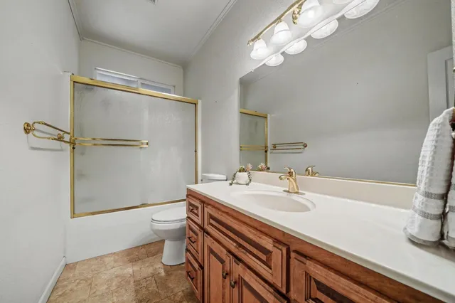 a view of room with ceiling fan