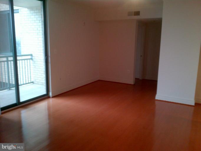 414 Water Street, Unit 1901 Baltimore, MD 21202 - Photo 11 of 17 Dining Room with Hardwood & Balcony