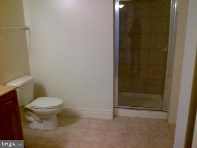 414 Water Street, Unit 1901 Baltimore, MD 21202 - Photo 5 of 17 Guest Bath with Stall Shower & Upgrade Tile