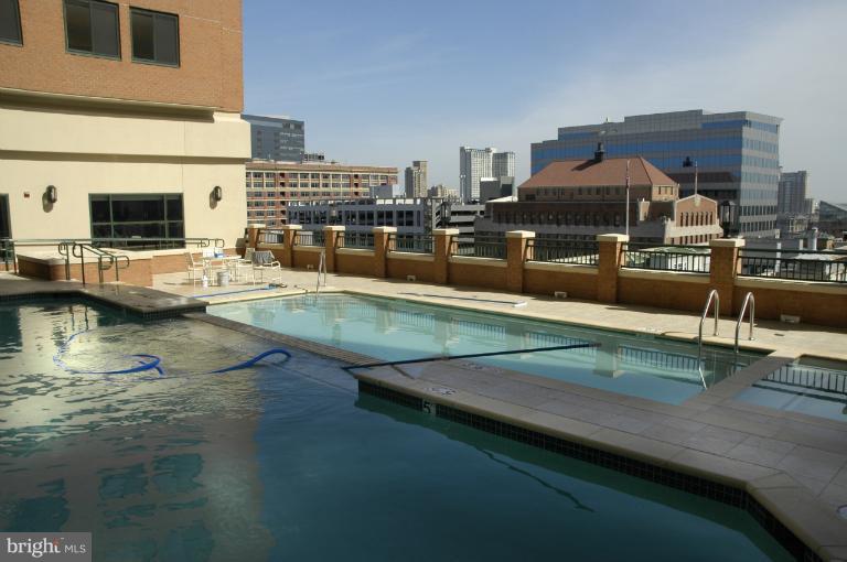 414 Water Street, Unit 1901 Baltimore, MD 21202 - Photo 6 of 17 Building Outdoor Pool with City View