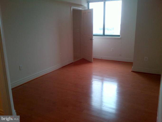 414 Water Street, Unit 1901 Baltimore, MD 21202 - Photo 9 of 17 Owners Bedroom with Hardwood