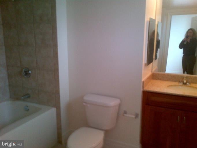 414 Water Street, Unit 1901 Baltimore, MD 21202 - Photo 10 of 17 Owners Bath with Upgrade Tile