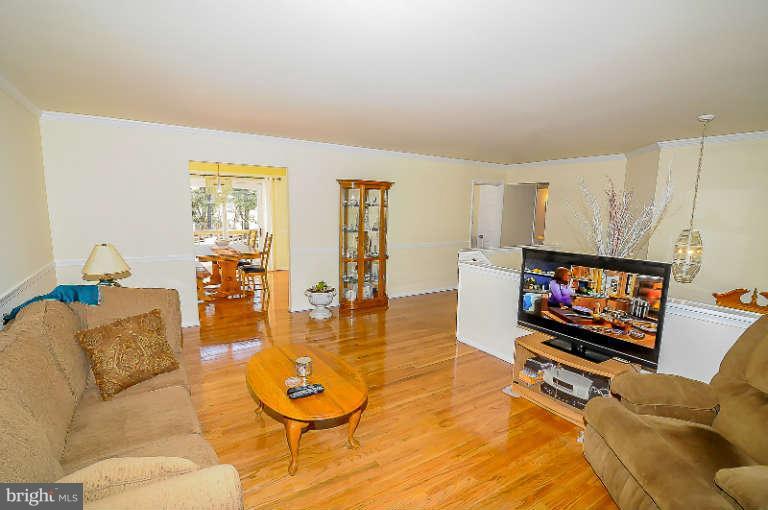 2513 Jonathan Road Ellicott City, MD 21042 - Photo 8 of 27 Living Room