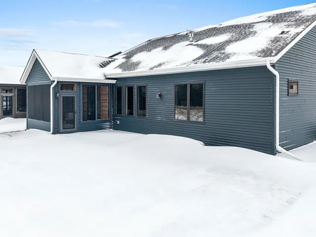 $739,900 | 393 Farmhouse Lane, Combined Locks, WI 54113