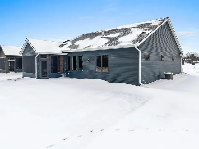 $739,900 | 393 Farmhouse Lane, Combined Locks, WI 54113