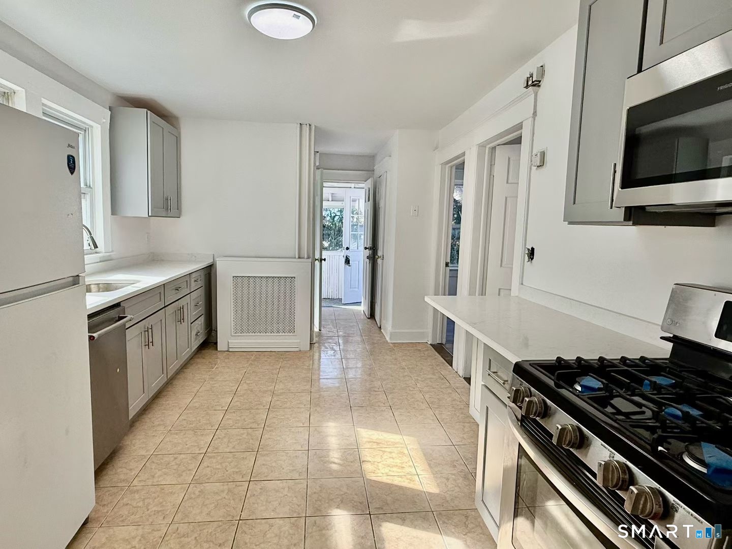 60 Stephen Street Stamford, CT 06902 - Photo 3 of 29 2nd Fl undated Eat-In Kitchen with New Appliances