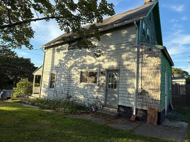 a view of backyard with garden