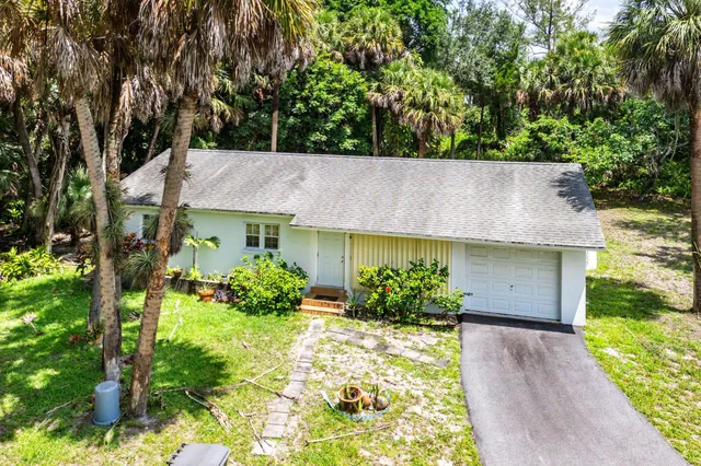 a view of a back yard