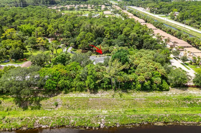 a view of yard with green space