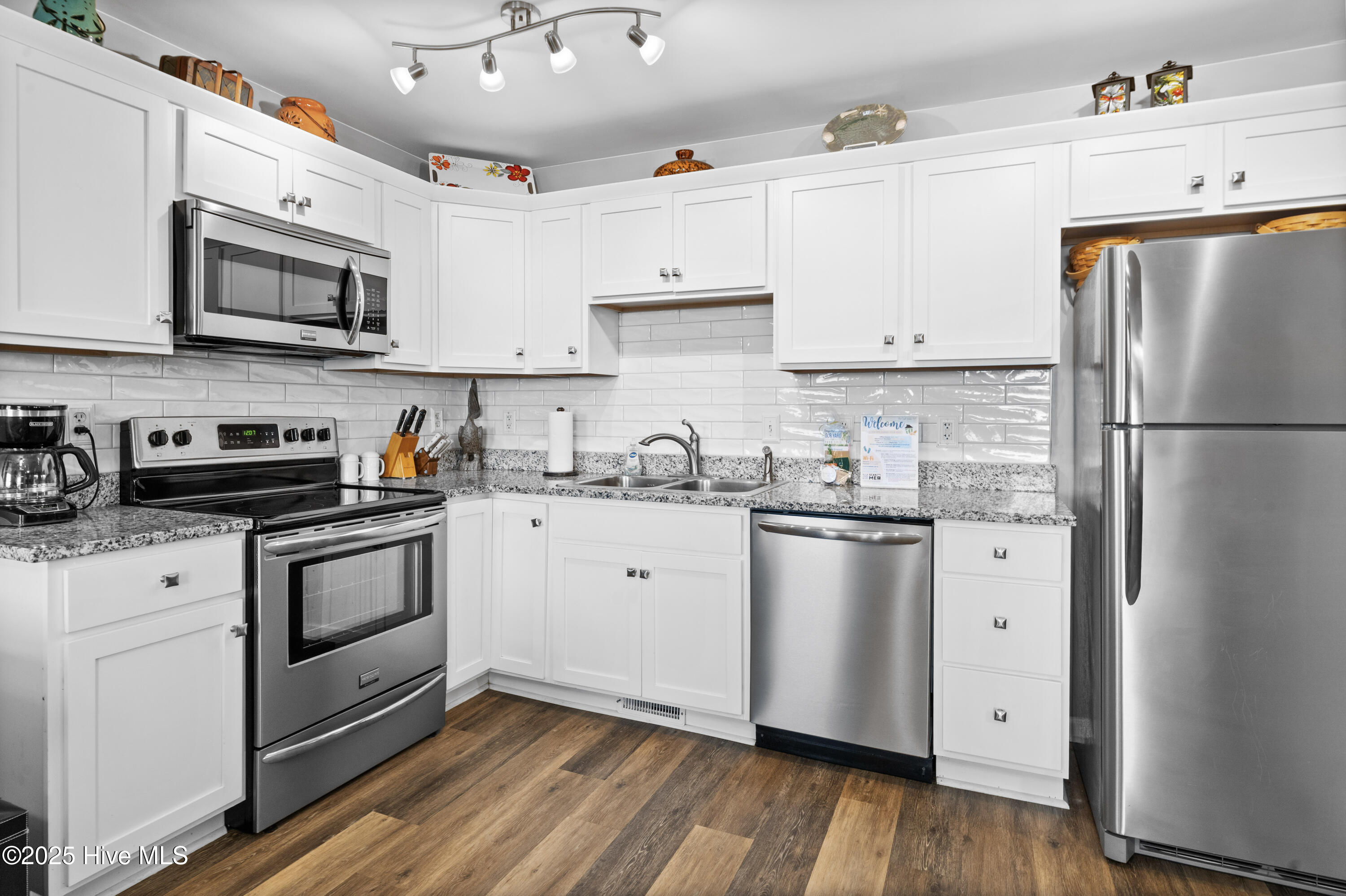 305 North Topsail Drive, Unit 25 Surf City, NC 28445 - Photo 11 of 27 23-DSC07170