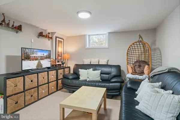 $3,600 | 3903 Whispering Lane, Falls Church, VA 22041