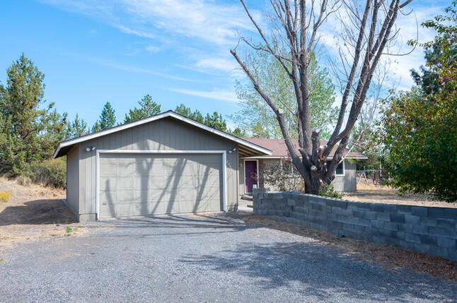20608 Independence Way Bend, OR 97701 - Photo 28 of 30 Driveway & Garage