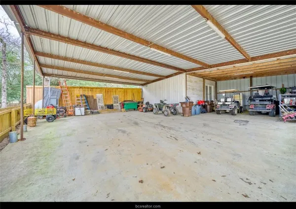 a view of yard with tree