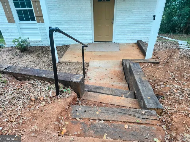 a view of a backyard of the house