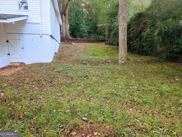 a view of a backyard