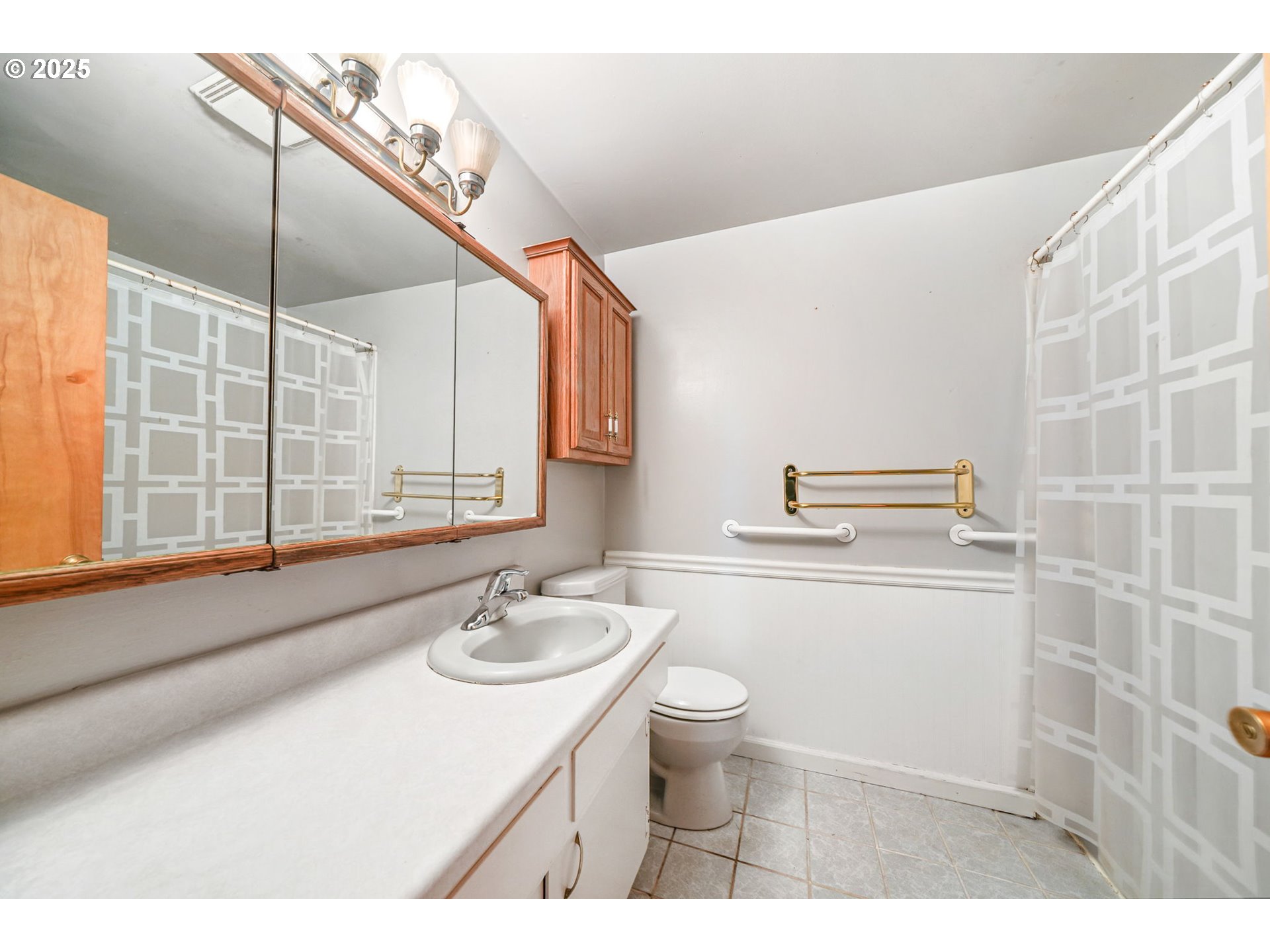 922 South 38th Street Springfield, OR 97478 - Photo 23 of 37 Bathroom
