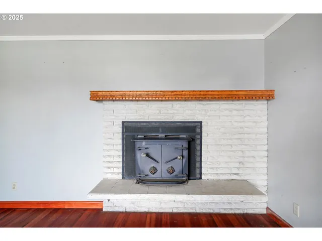 a black and white photo of a fireplace