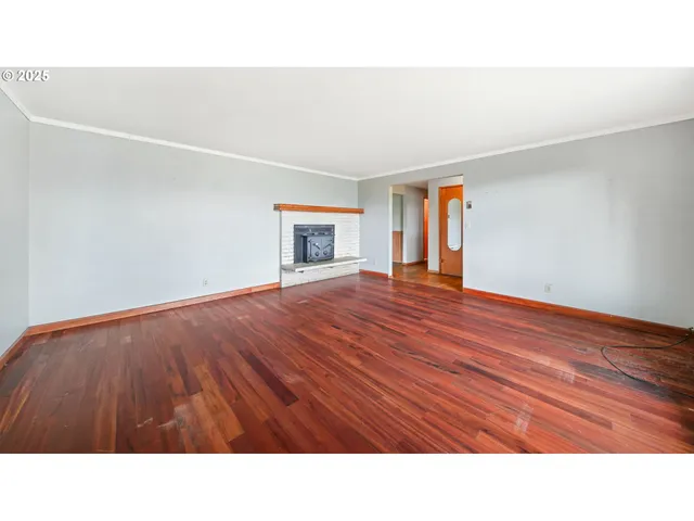 a black and white photo of a room