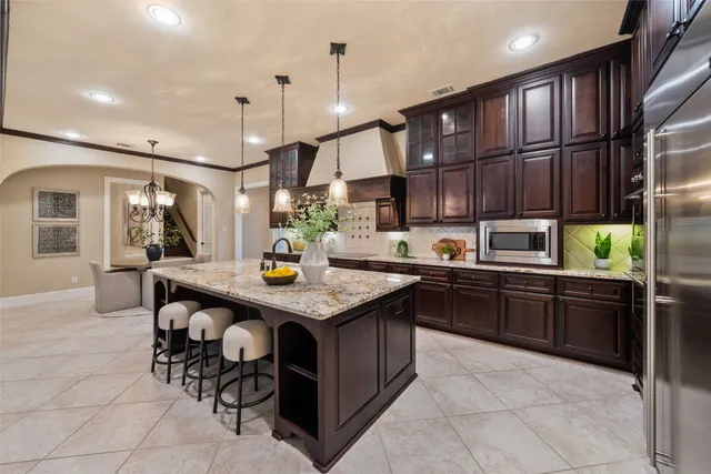 $1,500,000 | 7 Moatwood Court, The Woodlands, TX 77382