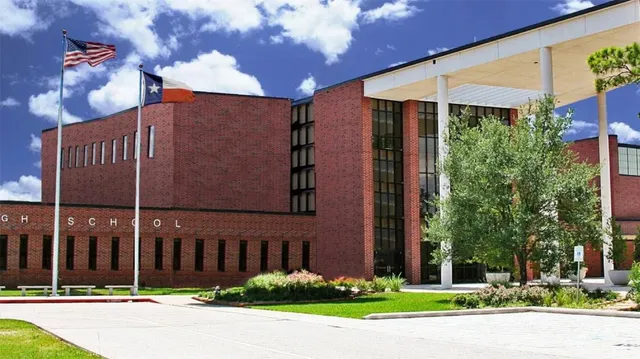 $1,500,000 | 7 Moatwood Court, The Woodlands, TX 77382