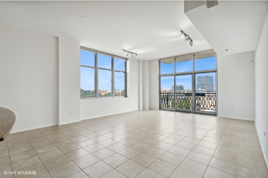 1201 West Adams Street, Unit 701 Chicago, IL 60607 - Photo 5 of 29 a view of an empty room and window