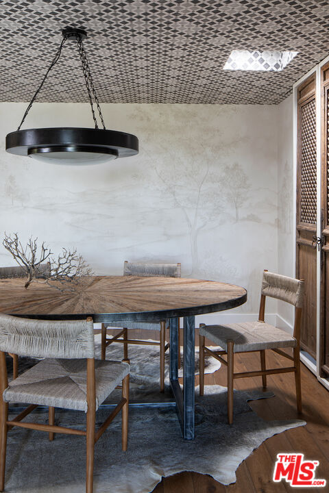 243 Taos Road Altadena, CA 91001 - Photo 11 of 32 a table and chairs in a room