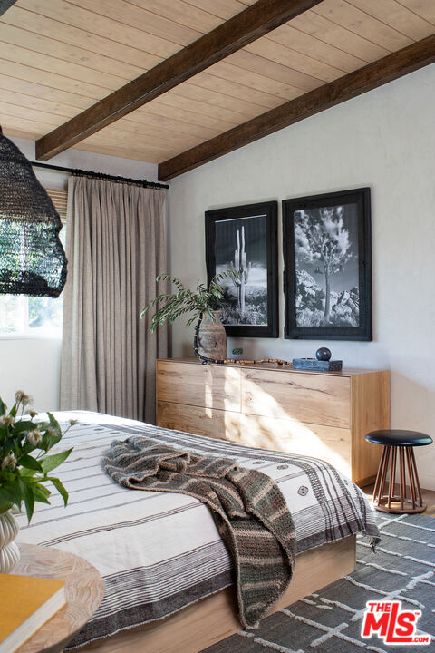 243 Taos Road Altadena, CA 91001 - Photo 18 of 32 a bedroom with bed and a couch