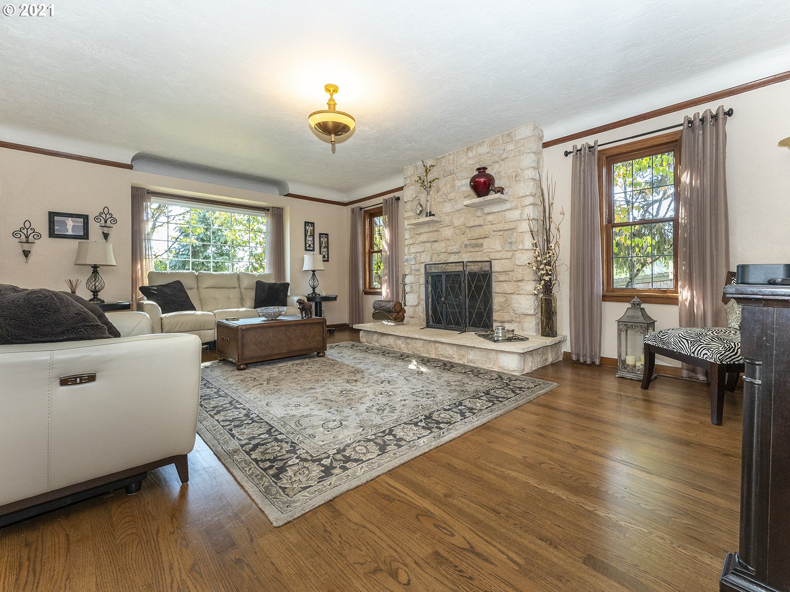 8537 Southeast Barbara Welch Road Portland, OR 97236 - Photo 4 of 32