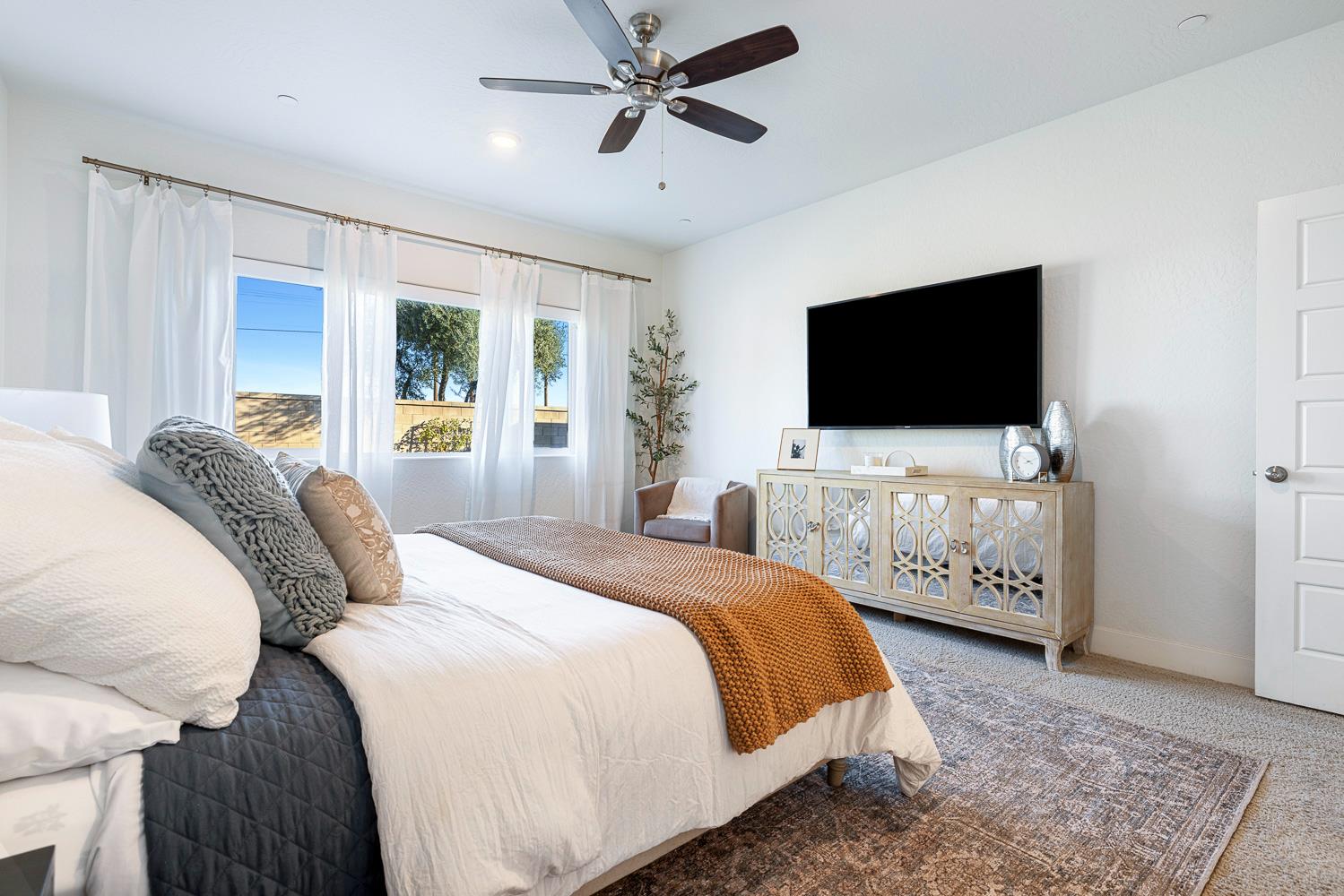 601 Wishon Avenue Madera, CA 93636 - Photo 20 of 33 a bedroom with a bed and a flat screen tv