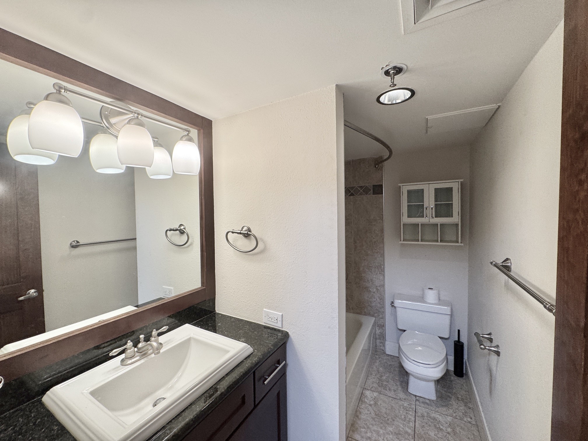 3525 Sage Road, Unit 404 Houston, TX 77056 - Photo 17 of 42 Hall bath lavatory