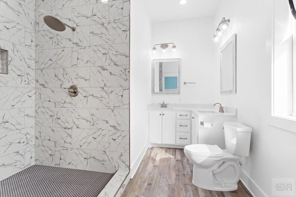 971 Tidelands Crystal Beach, TX 77650 - Photo 29 of 38 a bathroom with a sink and a mirror