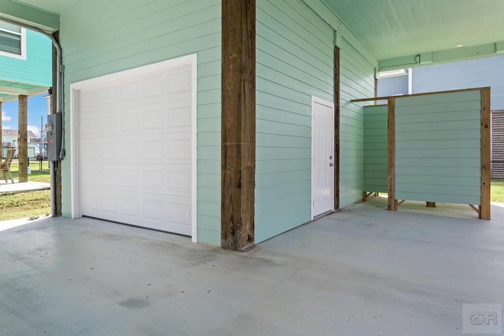 971 Tidelands Crystal Beach, TX 77650 - Photo 36 of 38 an empty room with closet and windows