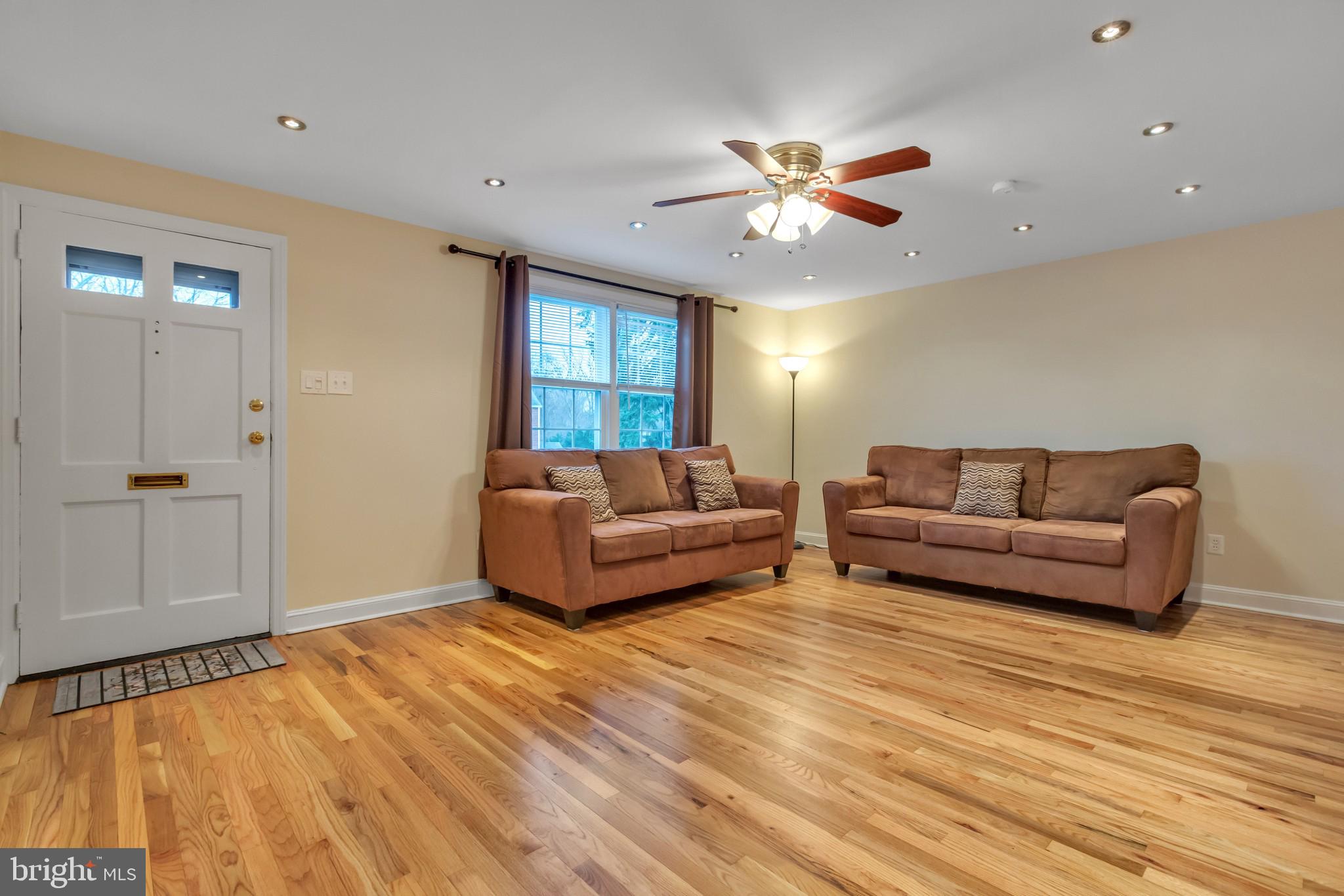 121 Heatherwood Road Havertown, PA 19083 - Photo 8 of 39 Living Room