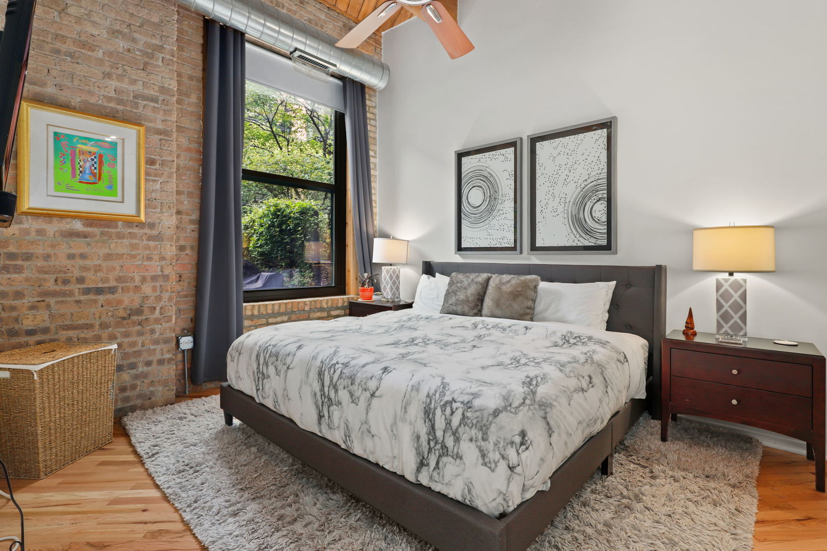 1040 West Adams Street, Unit 224 Chicago, IL 60607 - Photo 14 of 32 a bedroom with a bed lamp and window