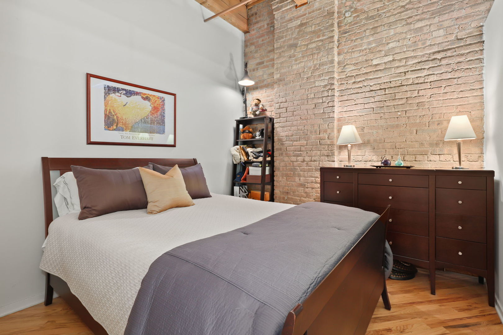 1040 West Adams Street, Unit 224 Chicago, IL 60607 - Photo 18 of 32 a bed room with a bed and a lamp