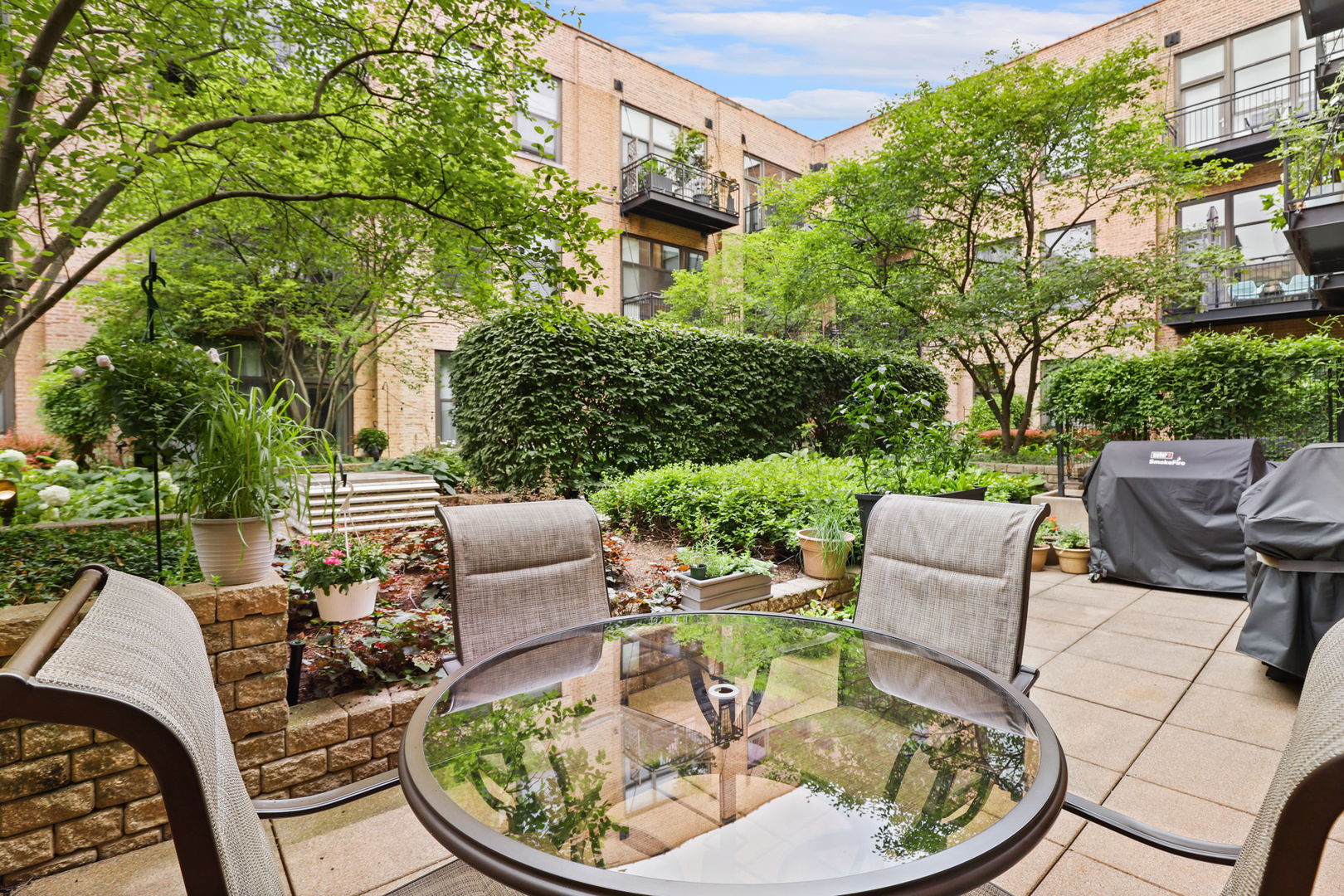 1040 West Adams Street, Unit 224 Chicago, IL 60607 - Photo 21 of 32 a table and chairs sitting in front of a house