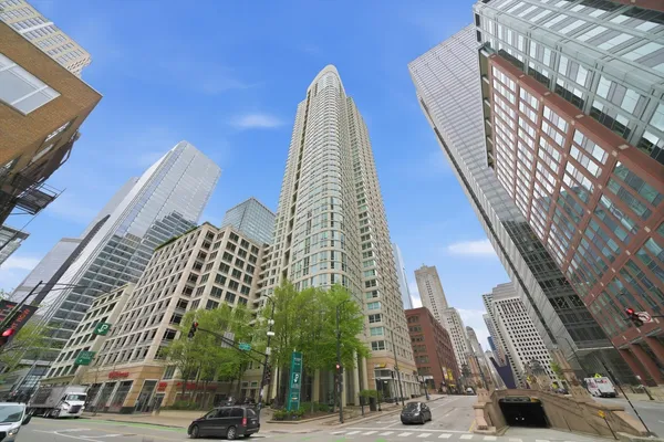 $457,000 | 345 North LaSalle Drive, Unit 401, Chicago, IL 60654
