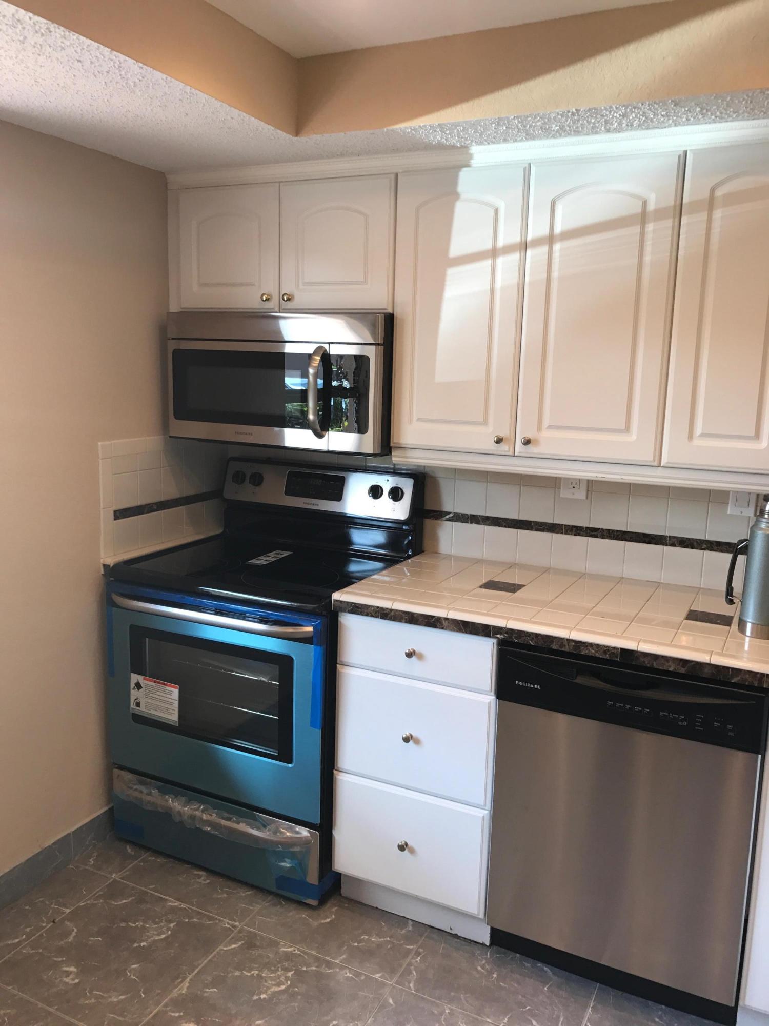 9354 Southwest 3rd Street, Unit 604 Boca Raton, FL 33428 - Photo 4 of 12 kitchen