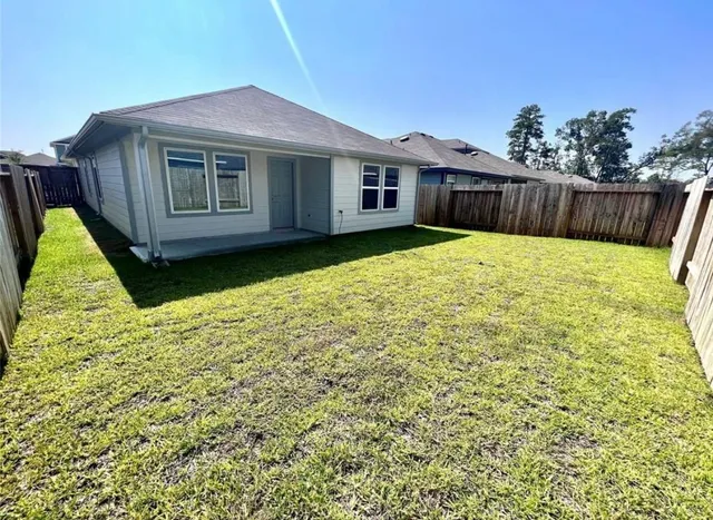 a view of a house with a backyard