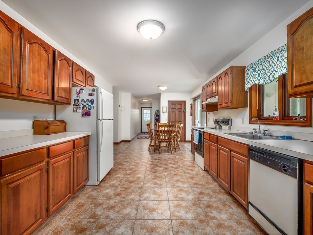 72 King's Road Norwood, MA 02062 - Photo 9 of 29 Gallery Image 9
