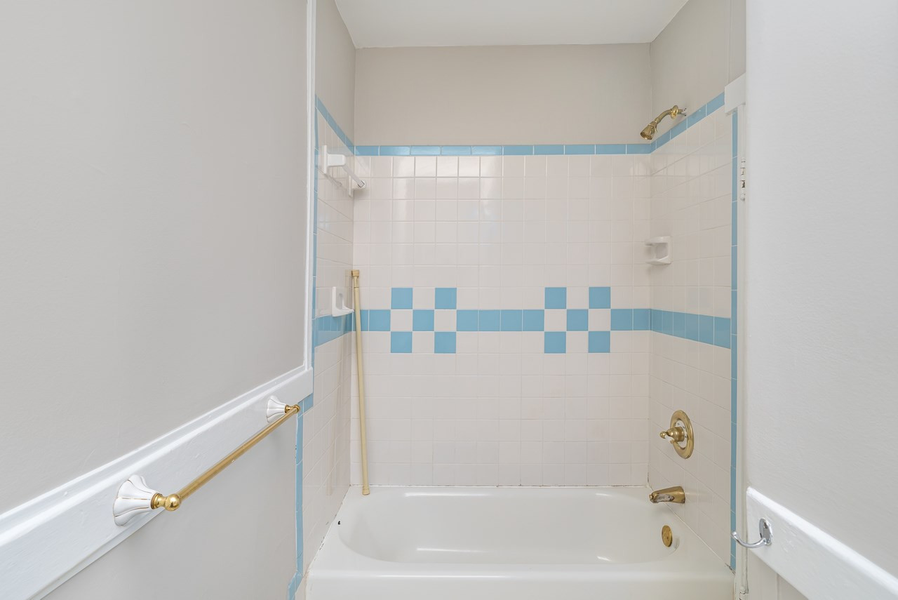 109 North Bloodworth Street Raleigh, NC 27601 - Photo 21 of 30 a bathroom with a bathtub