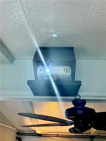 a view of a back yard