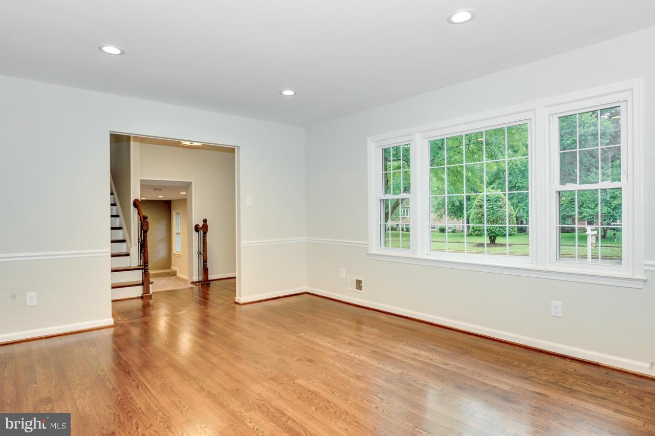 7719 Hayfield Road Alexandria, VA 22315 - Photo 3 of 29 Living Room