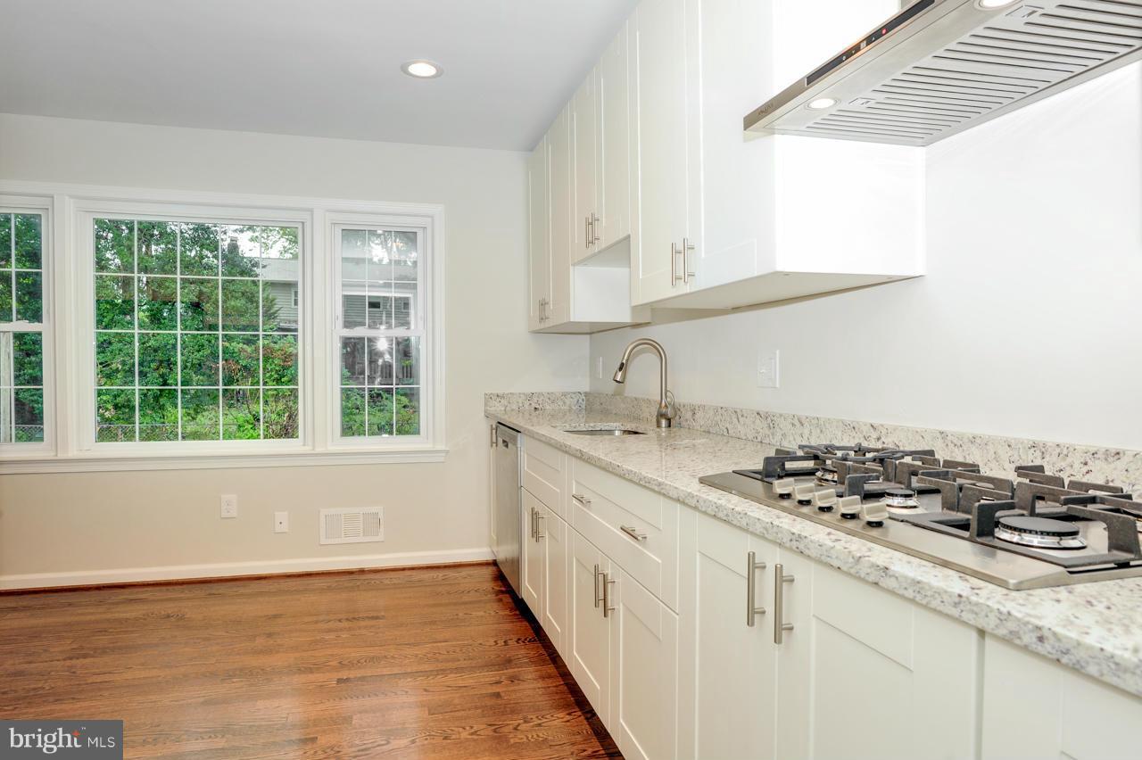 7719 Hayfield Road Alexandria, VA 22315 - Photo 8 of 29 Kitchen